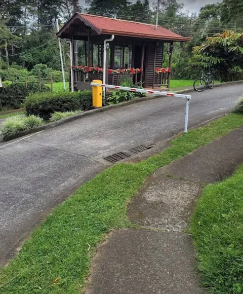 Casa en venta en La Unión, Cartago – CASA EN URBANIZACION BOSQUES Y FRESALES, SAN RAMON, LA UNION, CARTAGO