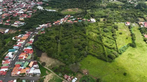 Lote en venta en Santa Bárbara, Heredia – Se vende extenso terreno en Santa Bárbara de Heredia.