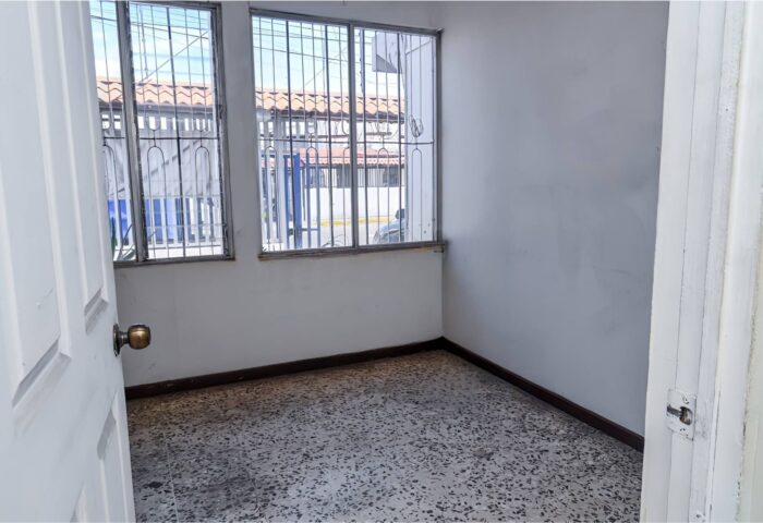 Edificio-2-niveles-ubicado-en-San-Juan-de-Tibas-33